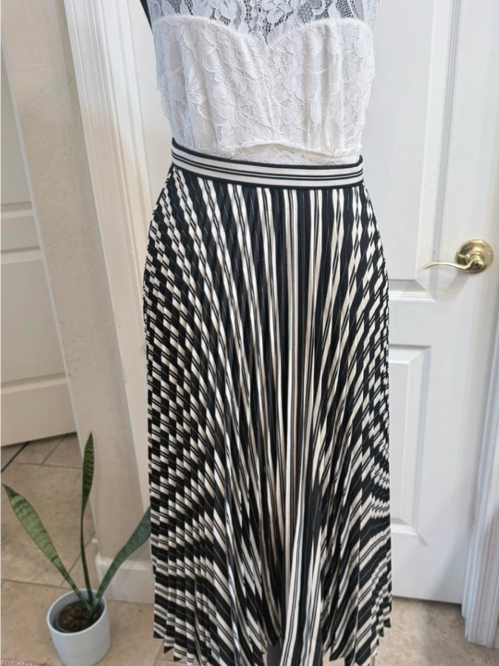 Club Monaco Black and White Striped Pleated Maxi Skirt Size 0